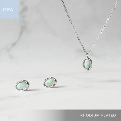 虹色に輝くオパールのネックレス＆ピアス2点セット。シルバー925／ロジウムプレーティング仕上げ、金属アレルギー対応。