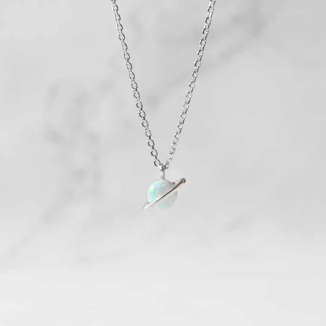 虹色の遊色を放つ天然オパールをあしらったシルバー925ロジウムプレーティングプラネットネックレス。金属アレルギー対応。