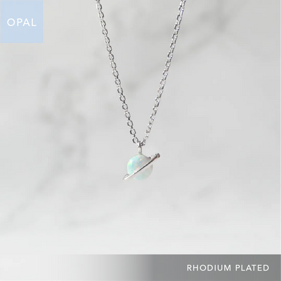 虹色の遊色を放つ天然オパールをあしらったシルバー925ロジウムプレーティングプラネットネックレス。金属アレルギー対応。
