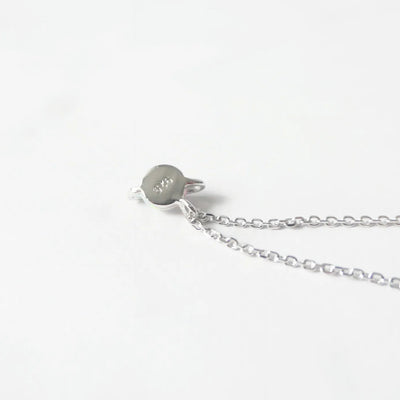 虹色の遊色を放つ天然オパールをあしらったシルバー925ロジウムプレーティングプラネットネックレス。金属アレルギー対応。