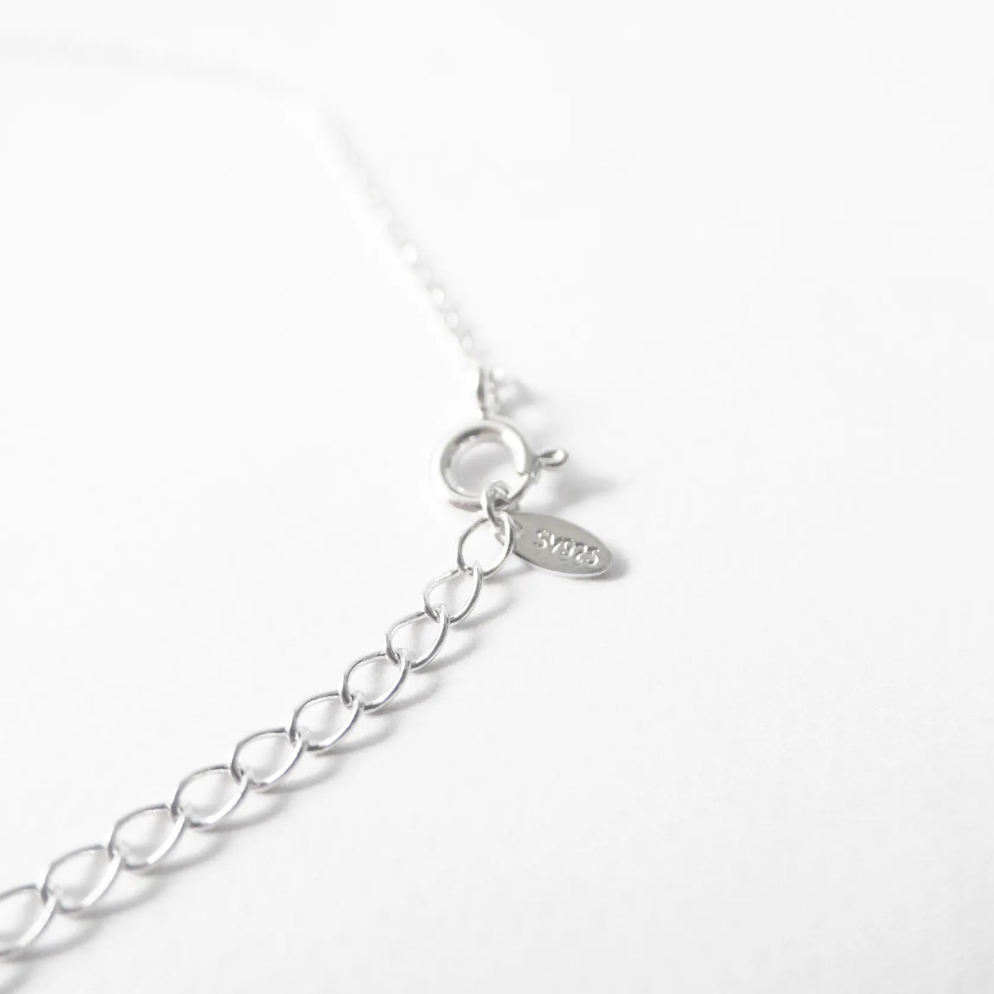 虹色の遊色を放つ天然オパールをあしらったシルバー925ロジウムプレーティングプラネットネックレス。金属アレルギー対応。