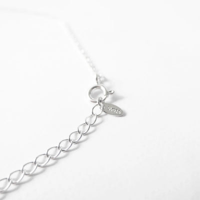 虹色の遊色を放つ天然オパールをあしらったシルバー925ロジウムプレーティングプラネットネックレス。金属アレルギー対応。