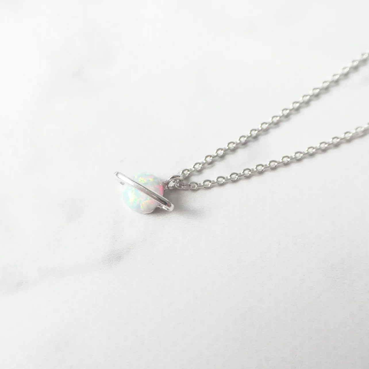 虹色の遊色を放つ天然オパールをあしらったシルバー925ロジウムプレーティングプラネットネックレス。金属アレルギー対応。