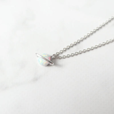 虹色の遊色を放つ天然オパールをあしらったシルバー925ロジウムプレーティングプラネットネックレス。金属アレルギー対応。
