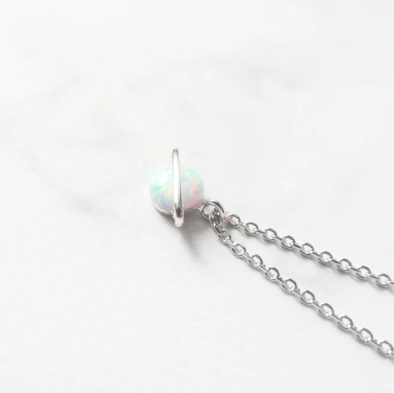 虹色の遊色を放つ天然オパールをあしらったシルバー925ロジウムプレーティングプラネットネックレス。金属アレルギー対応。