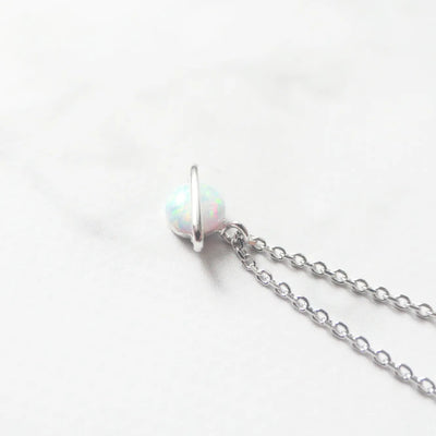 虹色の遊色を放つ天然オパールをあしらったシルバー925ロジウムプレーティングプラネットネックレス。金属アレルギー対応。