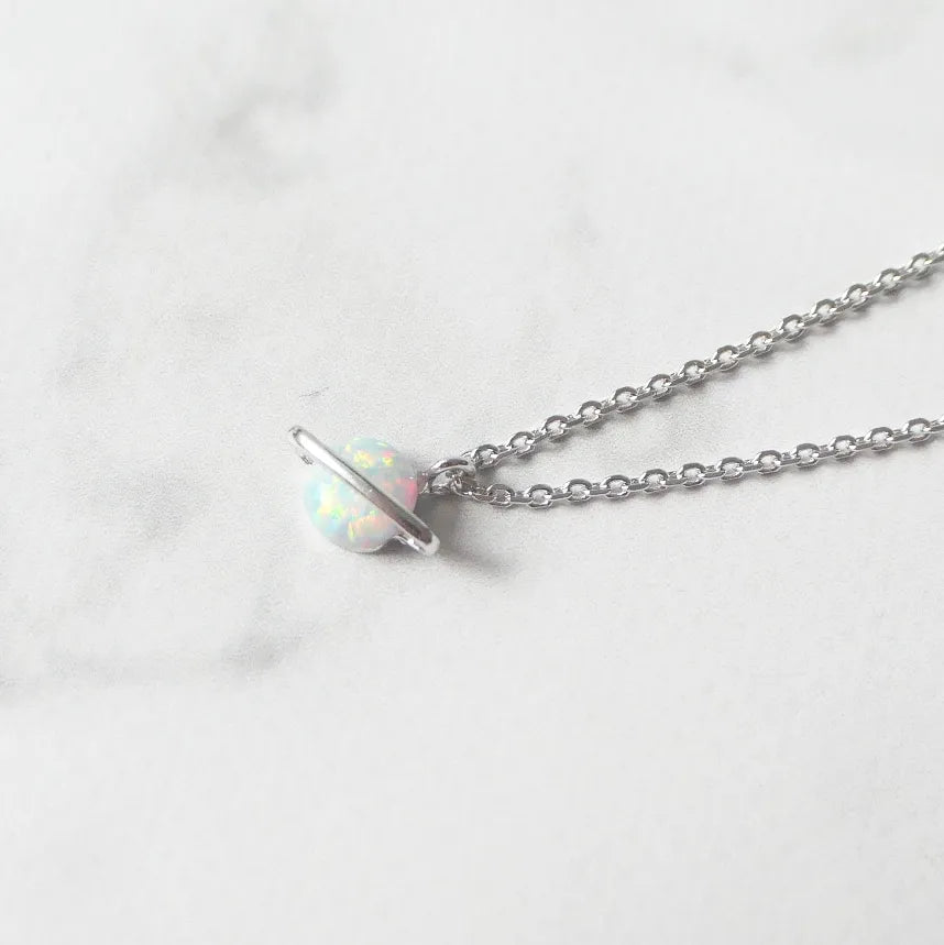 虹色の遊色を放つ天然オパールをあしらったシルバー925ロジウムプレーティングプラネットネックレス。金属アレルギー対応。