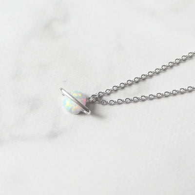 虹色の遊色を放つ天然オパールをあしらったシルバー925ロジウムプレーティングプラネットネックレス。金属アレルギー対応。