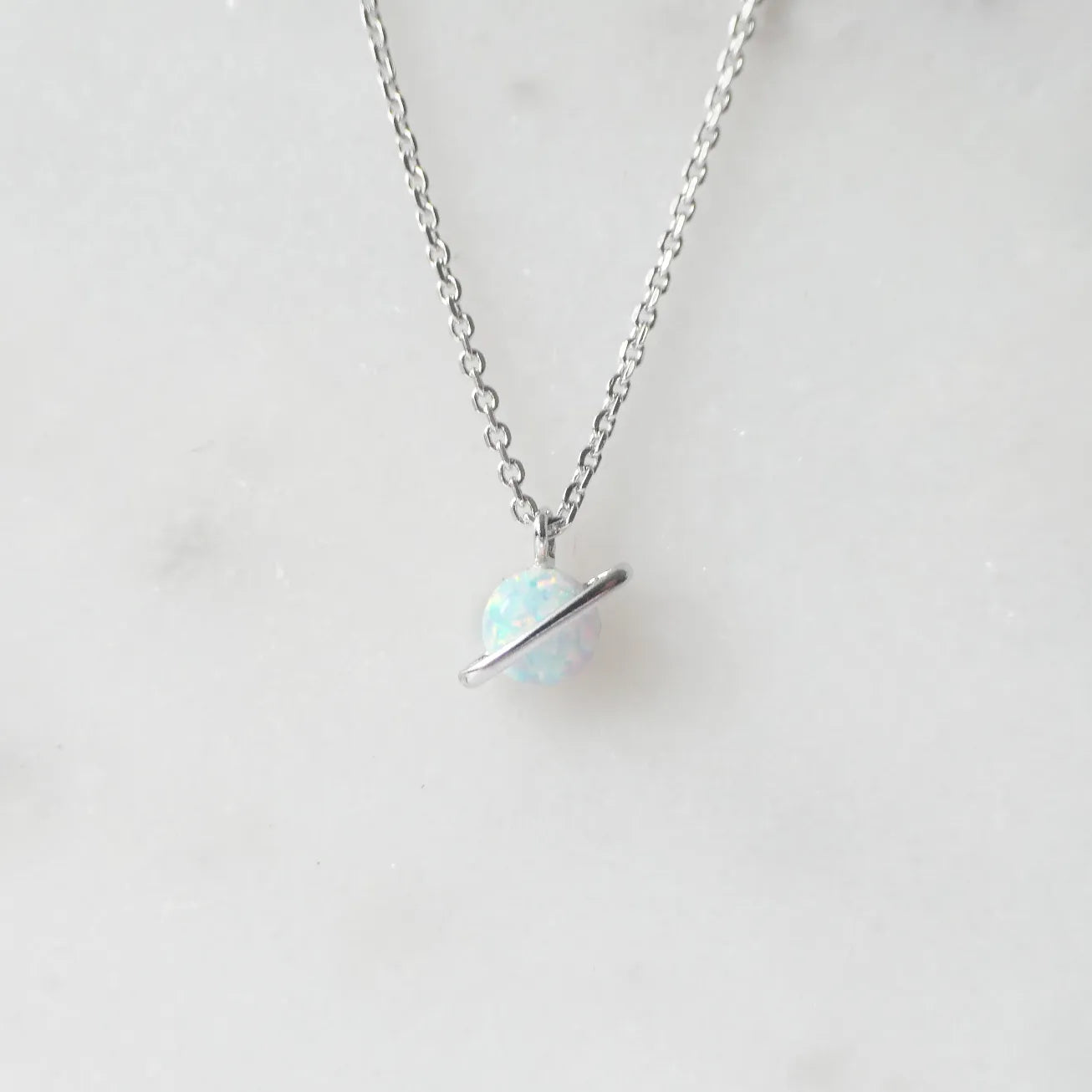 虹色の遊色を放つ天然オパールをあしらったシルバー925ロジウムプレーティングプラネットネックレス。金属アレルギー対応。