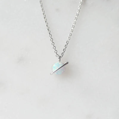 虹色の遊色を放つ天然オパールをあしらったシルバー925ロジウムプレーティングプラネットネックレス。金属アレルギー対応。