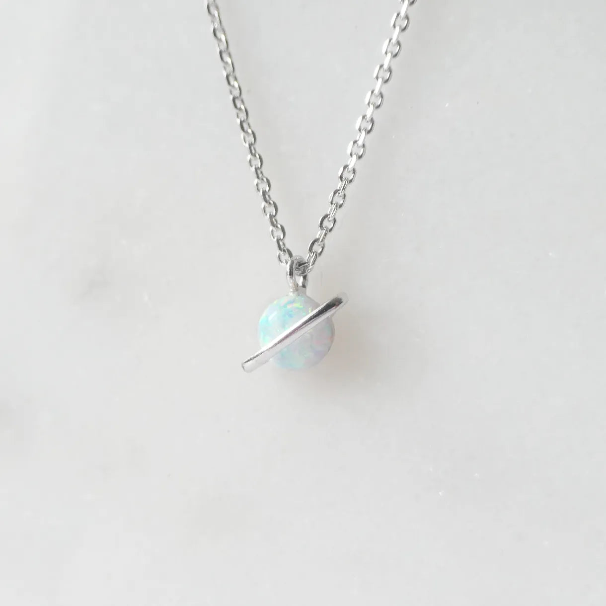 虹色の遊色を放つ天然オパールをあしらったシルバー925ロジウムプレーティングプラネットネックレス。金属アレルギー対応。