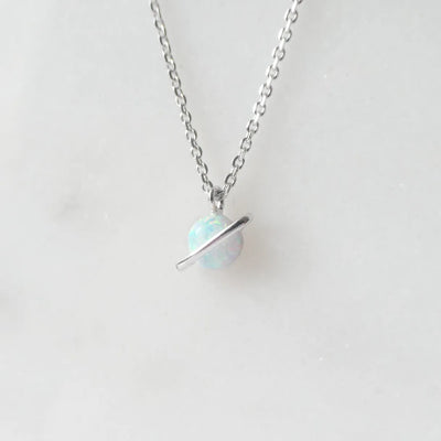 虹色の遊色を放つ天然オパールをあしらったシルバー925ロジウムプレーティングプラネットネックレス。金属アレルギー対応。