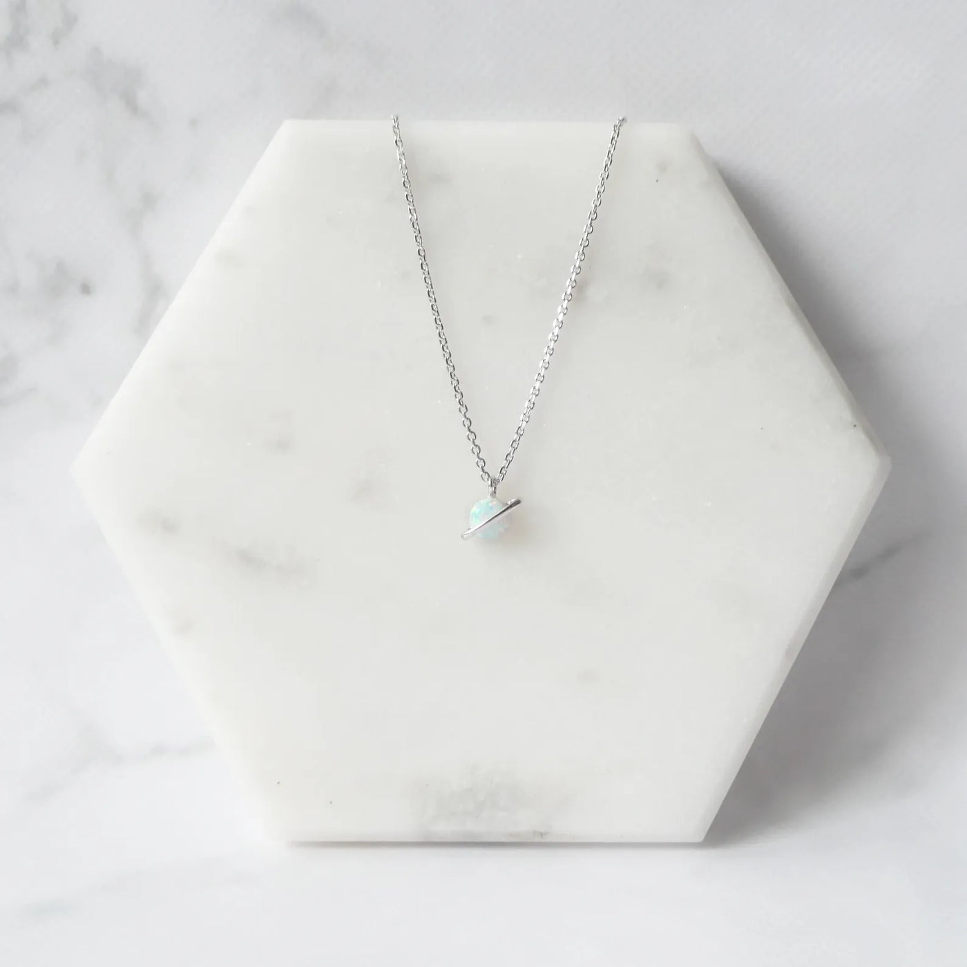 虹色の遊色を放つ天然オパールをあしらったシルバー925ロジウムプレーティングプラネットネックレス。金属アレルギー対応。