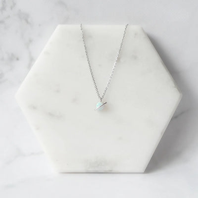 虹色の遊色を放つ天然オパールをあしらったシルバー925ロジウムプレーティングプラネットネックレス。金属アレルギー対応。