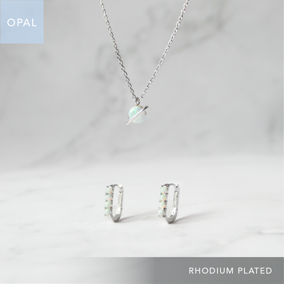 オパールを使用した惑星モチーフネックレスとハギーピアスの2点セット（シルバー925／ロジウムプレーティング）。虹色の輝きと金属アレルギー対応仕様。
Opal planet motif necklace and huggie earrings set in 925 sterling silver, rhodium plated with iridescent glow and hypoallergenic design.