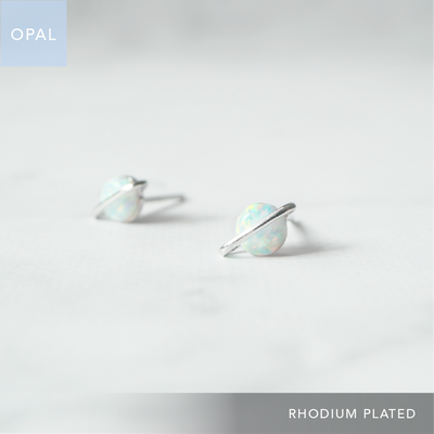 プラネットモチーフの丸いオパールスタッドピアス。ロジウムプレーティング仕上げで金属アレルギー対応。