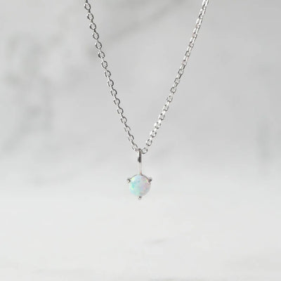 一粒オパールが虹色の遊色を放つシルバー925ロジウムプレーティングラウンドネックレス。シンプルで重ね着けにも最適／金属アレルギー対応。