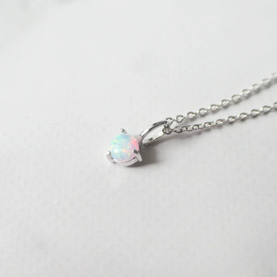 一粒オパールが虹色の遊色を放つシルバー925ロジウムプレーティングラウンドネックレス。シンプルで重ね着けにも最適／金属アレルギー対応。