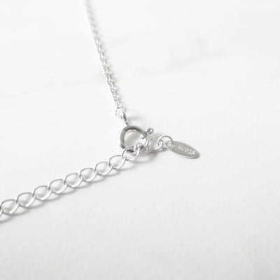 一粒オパールが虹色の遊色を放つシルバー925ロジウムプレーティングラウンドネックレス。シンプルで重ね着けにも最適／金属アレルギー対応。