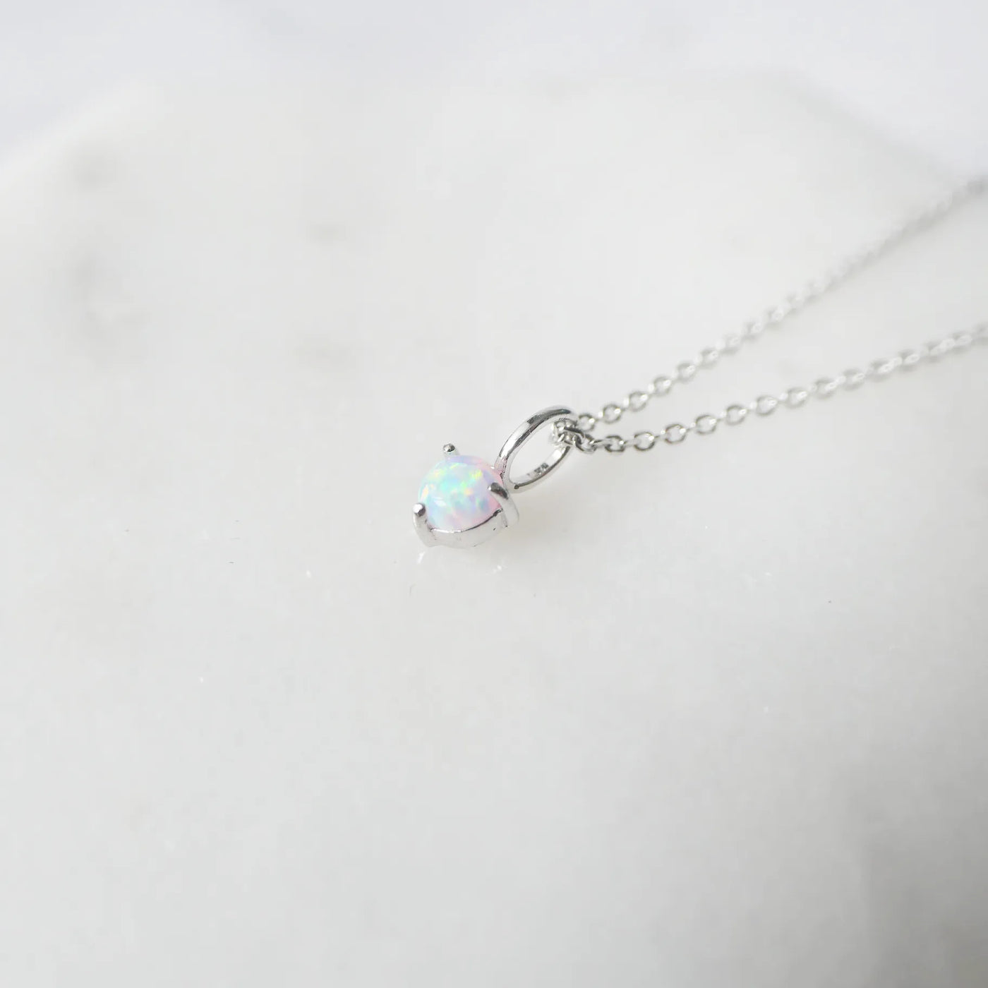 一粒オパールが虹色の遊色を放つシルバー925ロジウムプレーティングラウンドネックレス。シンプルで重ね着けにも最適／金属アレルギー対応。