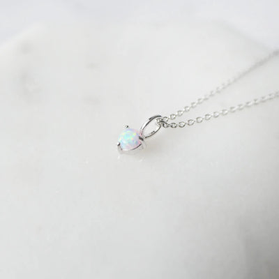 一粒オパールが虹色の遊色を放つシルバー925ロジウムプレーティングラウンドネックレス。シンプルで重ね着けにも最適／金属アレルギー対応。