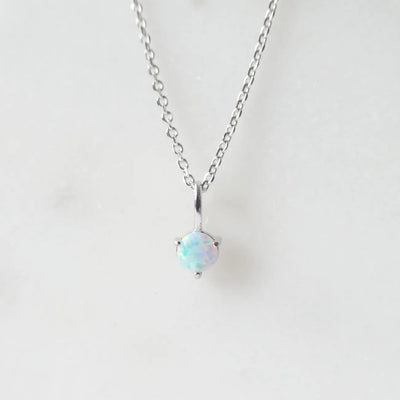 一粒オパールが虹色の遊色を放つシルバー925ロジウムプレーティングラウンドネックレス。シンプルで重ね着けにも最適／金属アレルギー対応。