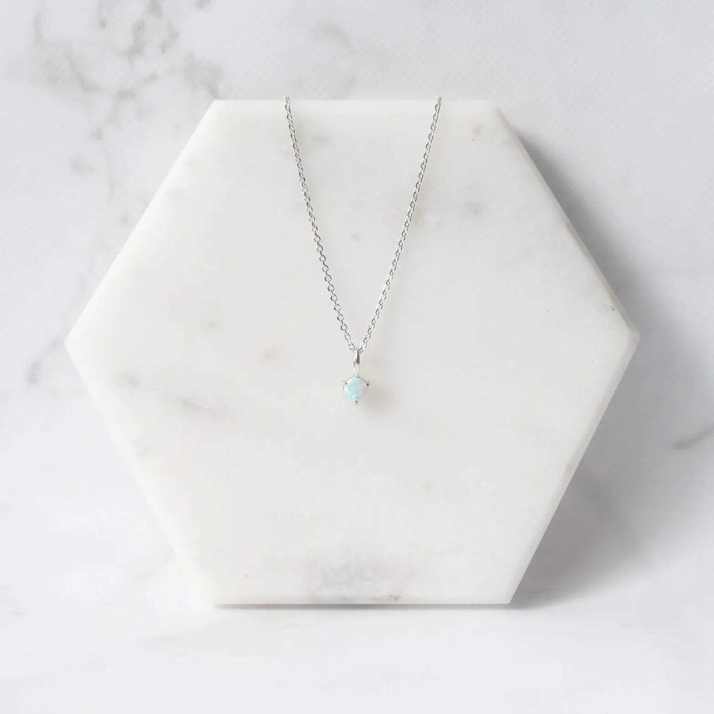 一粒オパールが虹色の遊色を放つシルバー925ロジウムプレーティングラウンドネックレス。シンプルで重ね着けにも最適／金属アレルギー対応。