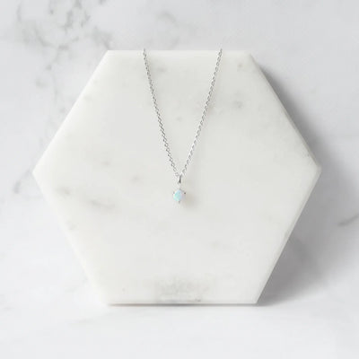 一粒オパールが虹色の遊色を放つシルバー925ロジウムプレーティングラウンドネックレス。シンプルで重ね着けにも最適／金属アレルギー対応。