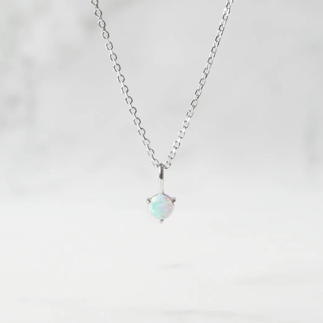 一粒オパールが虹色の遊色を放つシルバー925ロジウムプレーティングラウンドネックレス。シンプルで重ね着けにも最適／金属アレルギー対応。