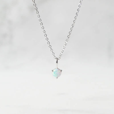 一粒オパールが虹色の遊色を放つシルバー925ロジウムプレーティングラウンドネックレス。シンプルで重ね着けにも最適／金属アレルギー対応。