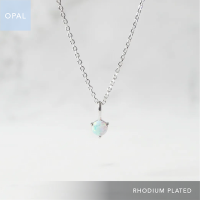 一粒オパールが虹色の遊色を放つシルバー925ロジウムプレーティングラウンドネックレス。シンプルで重ね着けにも最適／金属アレルギー対応。