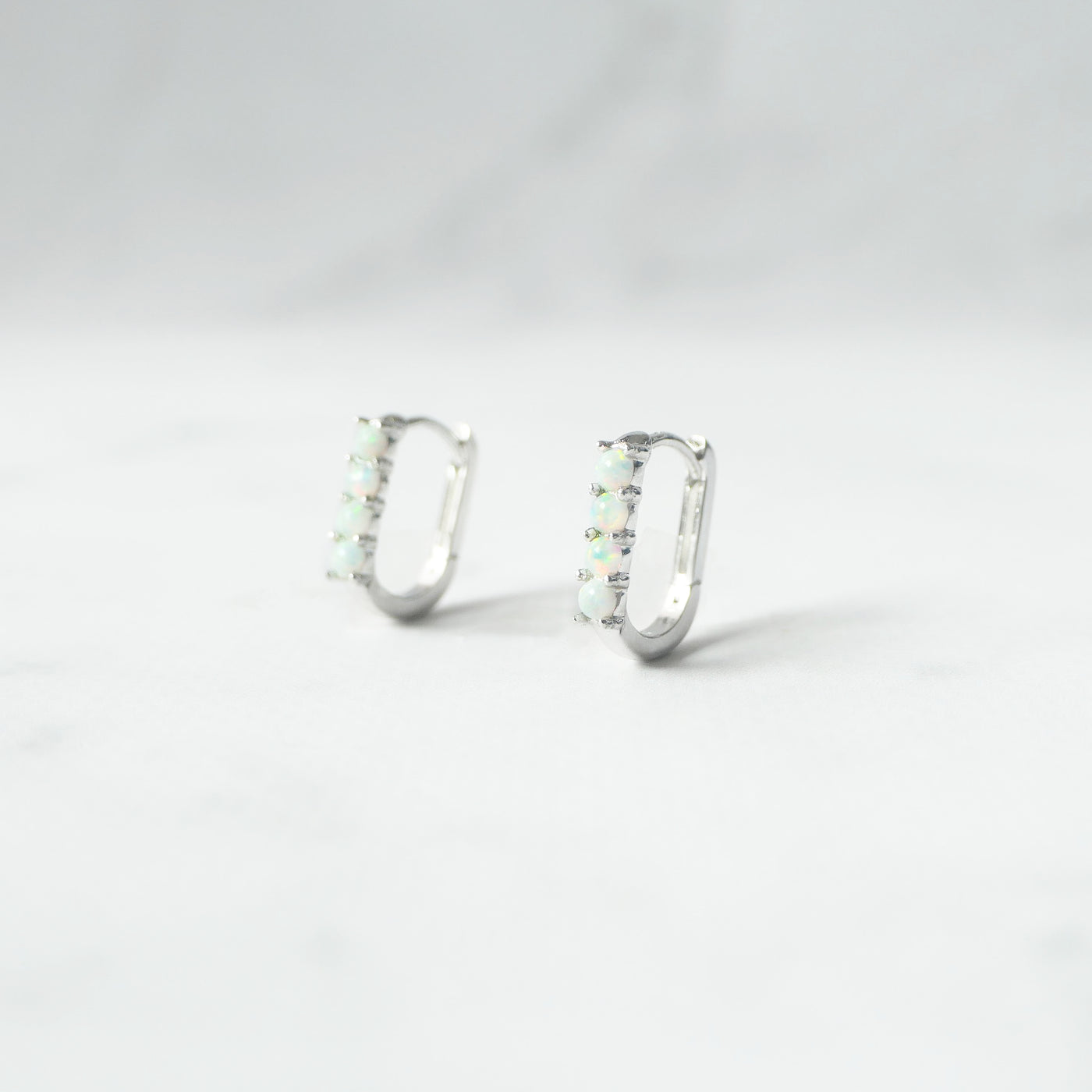 オパール付きカーブハギーピアス、シルバー925・ロジウムメッキ、金属アレルギー対応