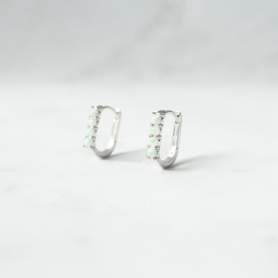 オパール付きカーブハギーピアス、シルバー925・ロジウムメッキ、金属アレルギー対応