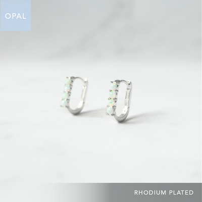オパール付きカーブハギーピアス、シルバー925・ロジウムメッキ、金属アレルギー対応