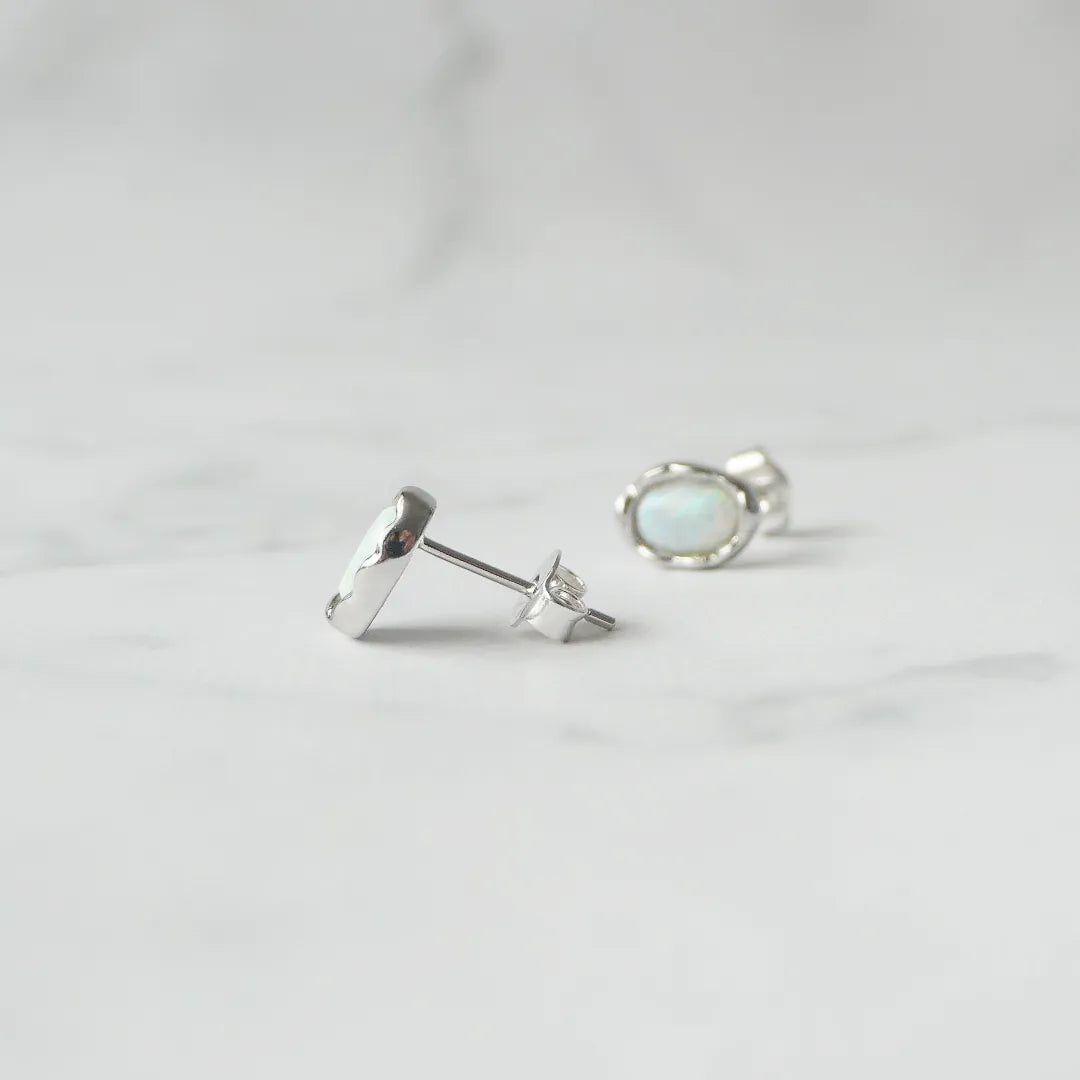 オパール スタッドピアス（シルバー925・ロジウムメッキ）、10月誕生石、遊色効果、金属アレルギー対応