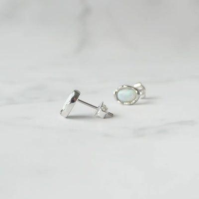 オパール スタッドピアス（シルバー925・ロジウムメッキ）、10月誕生石、遊色効果、金属アレルギー対応