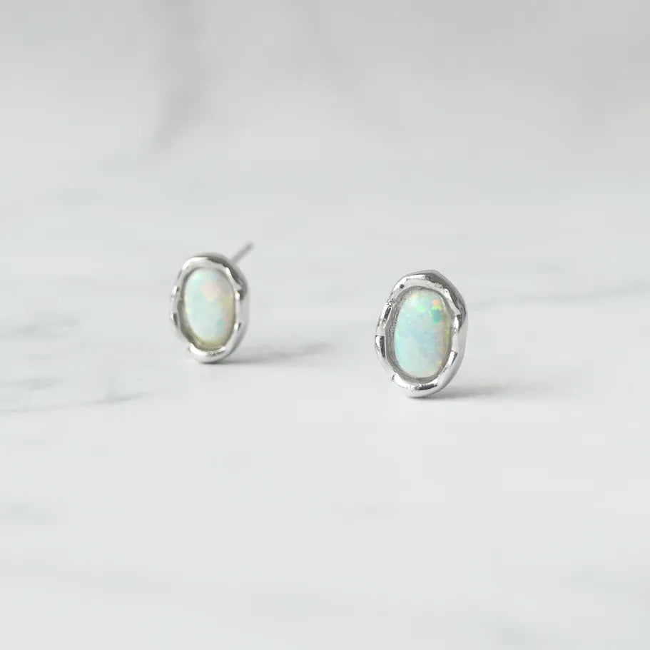 オパール スタッドピアス（シルバー925・ロジウムメッキ）、10月誕生石、遊色効果、金属アレルギー対応