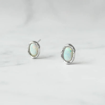オパール スタッドピアス（シルバー925・ロジウムメッキ）、10月誕生石、遊色効果、金属アレルギー対応