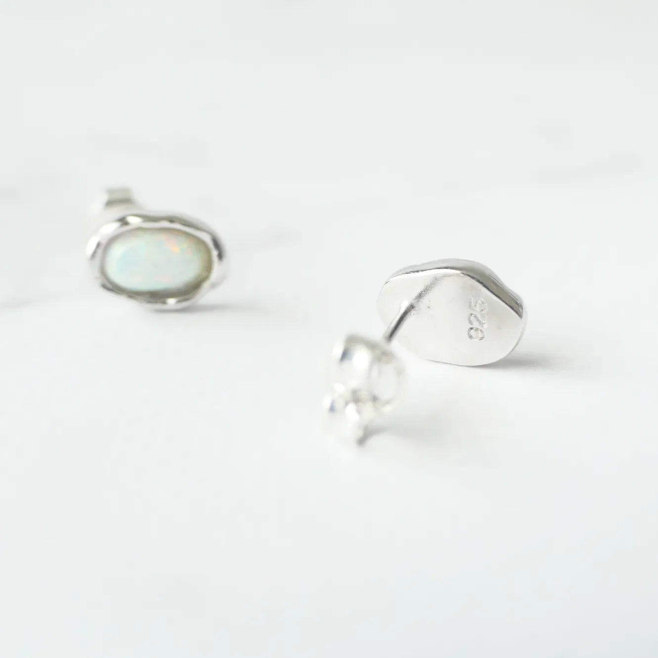 オパール スタッドピアス（シルバー925・ロジウムメッキ）、10月誕生石、遊色効果、金属アレルギー対応