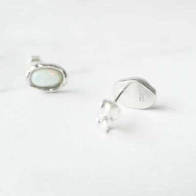 オパール スタッドピアス（シルバー925・ロジウムメッキ）、10月誕生石、遊色効果、金属アレルギー対応