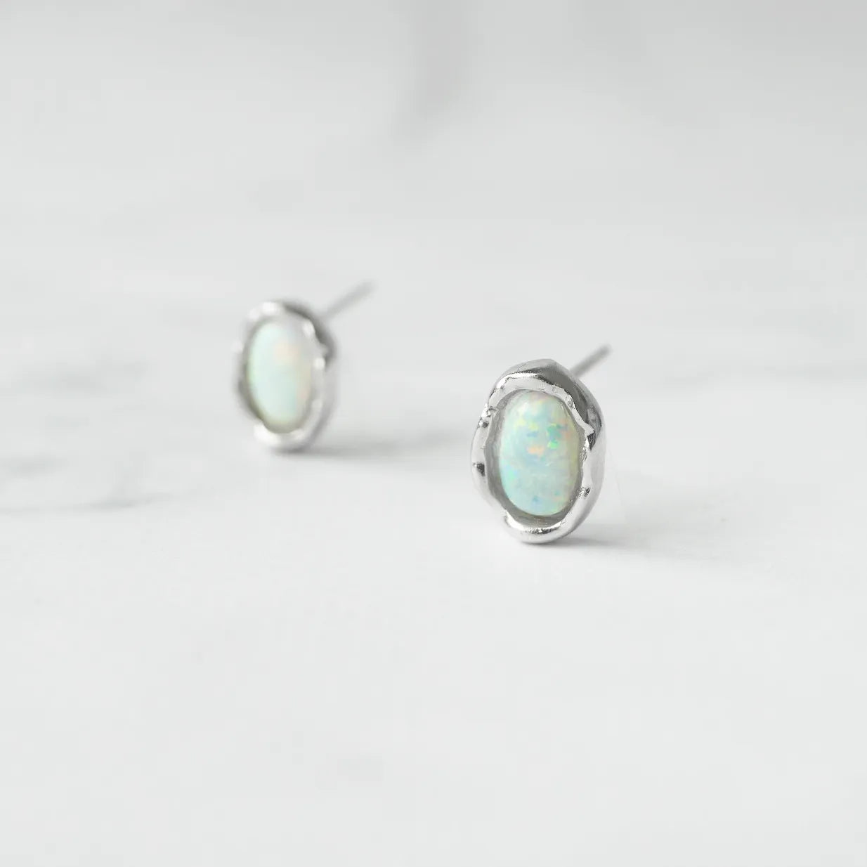 オパール スタッドピアス（シルバー925・ロジウムメッキ）、10月誕生石、遊色効果、金属アレルギー対応