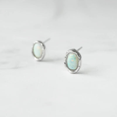 オパール スタッドピアス（シルバー925・ロジウムメッキ）、10月誕生石、遊色効果、金属アレルギー対応
