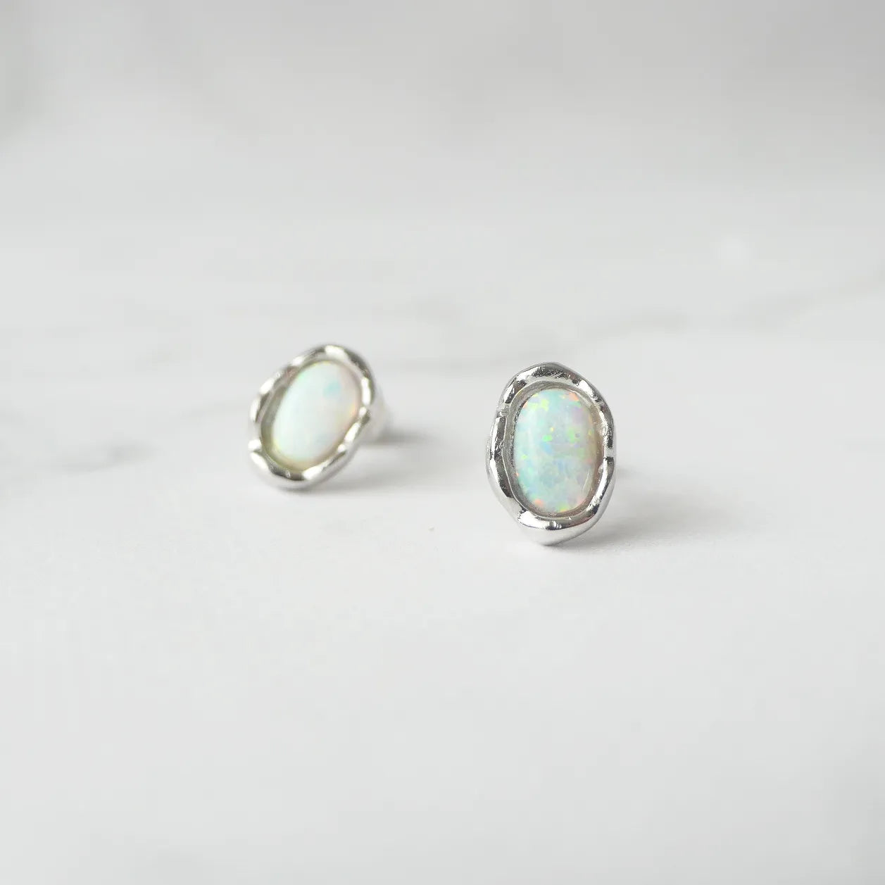 オパール スタッドピアス（シルバー925・ロジウムメッキ）、10月誕生石、遊色効果、金属アレルギー対応
