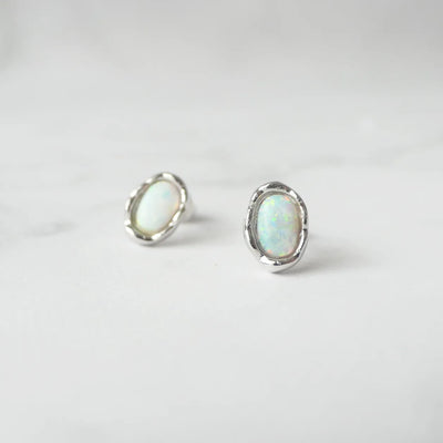 オパール スタッドピアス（シルバー925・ロジウムメッキ）、10月誕生石、遊色効果、金属アレルギー対応
