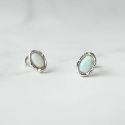 オパール スタッドピアス（シルバー925・ロジウムメッキ）、10月誕生石、遊色効果、金属アレルギー対応