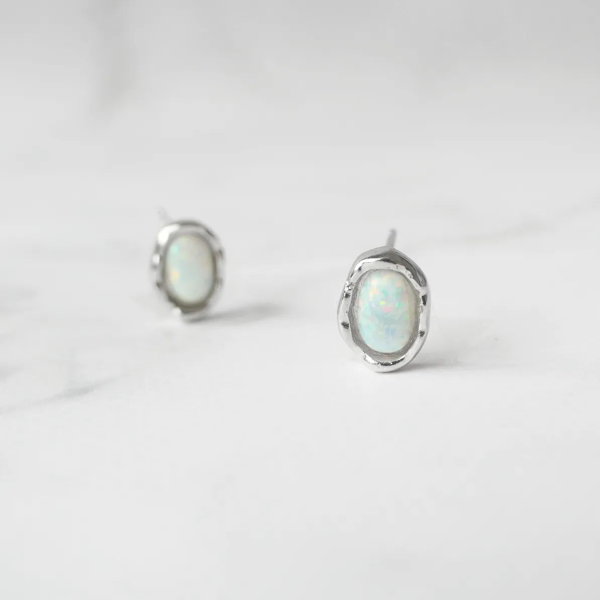 オパール スタッドピアス（シルバー925・ロジウムメッキ）、10月誕生石、遊色効果、金属アレルギー対応