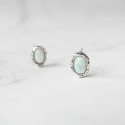 オパール スタッドピアス（シルバー925・ロジウムメッキ）、10月誕生石、遊色効果、金属アレルギー対応