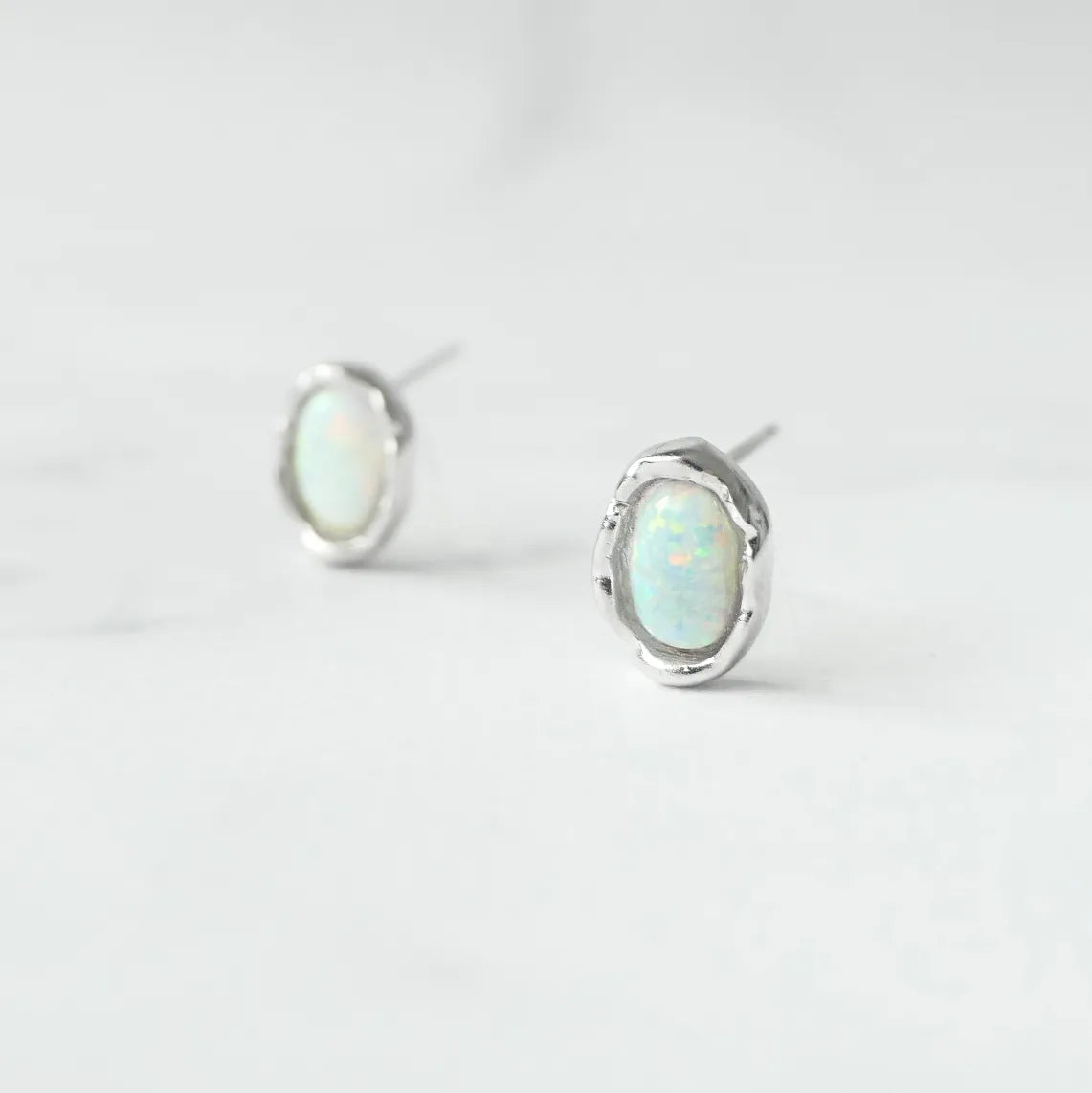 オパール スタッドピアス（シルバー925・ロジウムメッキ）、10月誕生石、遊色効果、金属アレルギー対応