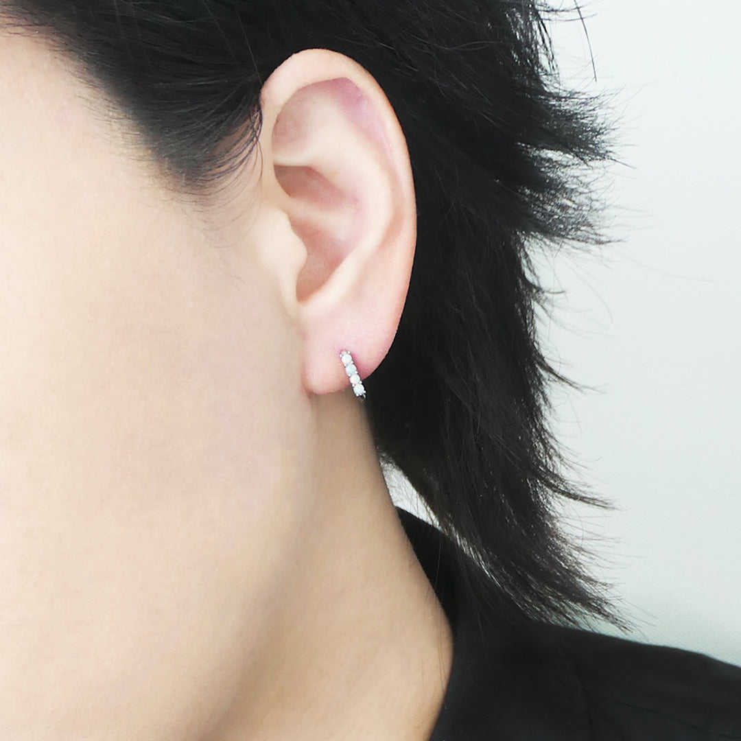 【1048】ピアス オパールツインクルカーブハギーピアス（シルバー925・ロジウムメッキ