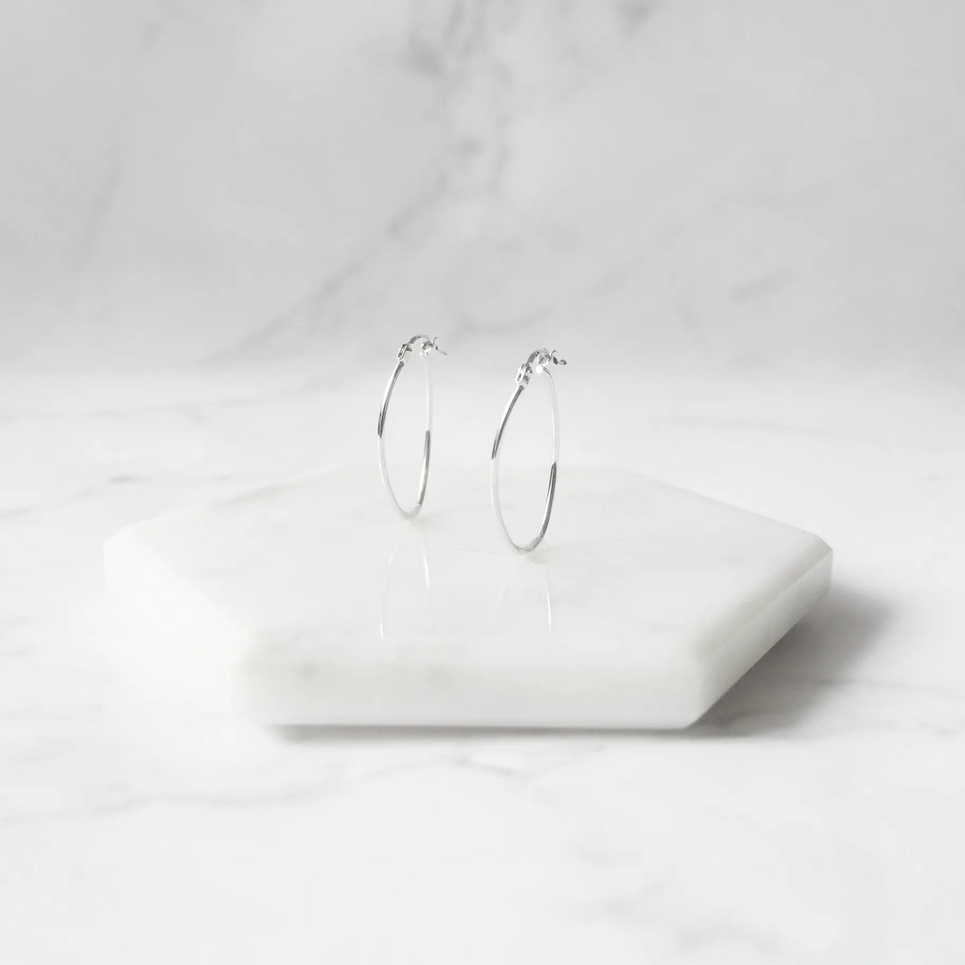 楕円型のミニマルなフープピアス。シルバー925素材、金属アレルギー対応。